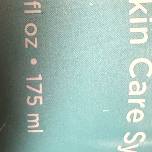 Advanced Dry Skin Therapy Facial Cleanser - White and Blue 2 bottles - Picture 5 of 5